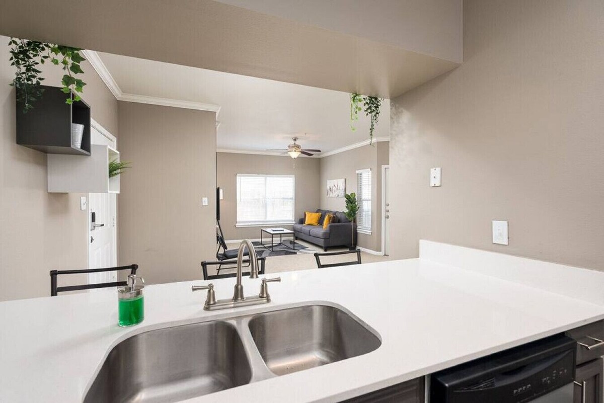 Austin Proximity, Superb Amenities: Pool, Gym!
