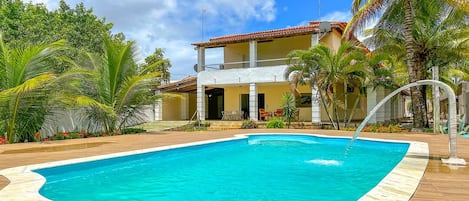 Hospede-se nesta incrível casa com piscina e muito lazer em Camaçari/BA