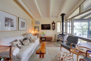Living Room | Free WiFi | Smart TV | Wood-Burning Stove (Decoration Only)
