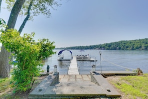 Private Dock | Kauneonga Lake | Lounge Area