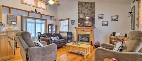 Tobyhanna Vacation Rental | 3BR | 2BA | 1,280 Sq Ft | Stairs Required