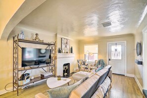 Living Room | Smart TV | Board Games | DVD Player