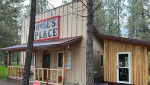 Rose’s Private Fully Enclosed Hot Tub