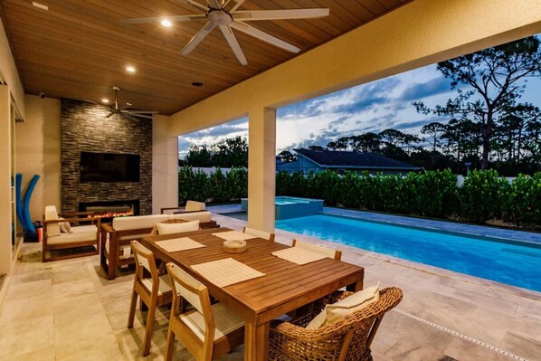 Lanai, Fireplace, Outdoor Living, Pool, TV, Sonos Sound System .