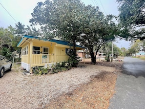 Front view with ample boat trailer parking