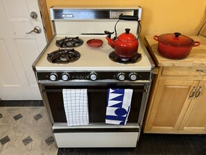 Original 1950s stove, still cookin' with gas.