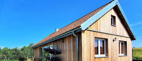 Himmel, Eigentum, Pflanze, Gebäude, Fenster, Holz, Hütte, Wolke, Grundstueck, Natürliche Landschaft