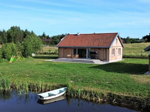 Wasser, Himmel, Pflanze, Boot, Gebäude, Wolke, Fenster, Natürliche Landschaft, Baum, Watercraft