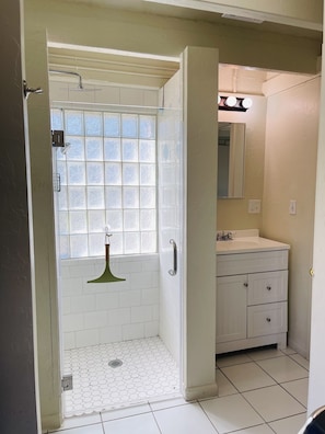 Fully stock bathroom and laundry room. Standing rain shower head and toiletries
