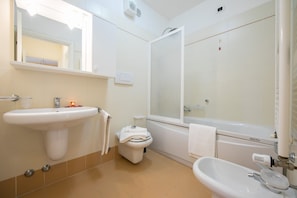 bathroom with bathtub/shower