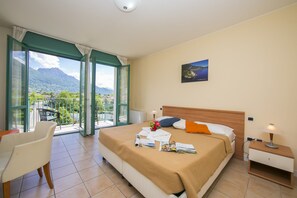 Double bedroom with access to the balcony