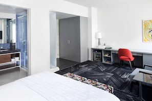 Unit with 1 King size bed. Exact unit will be assigned upon arrival. Views, colors and decor may vary.