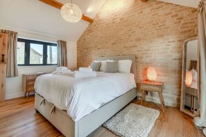 Corner House Barn Master Bedroom - StayCotswold
