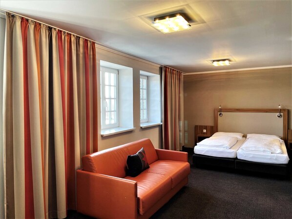 Zimmer mit Doppelbett und Couch