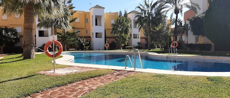 piscine et jardin