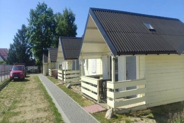 Stugans exteriör [sommar]
