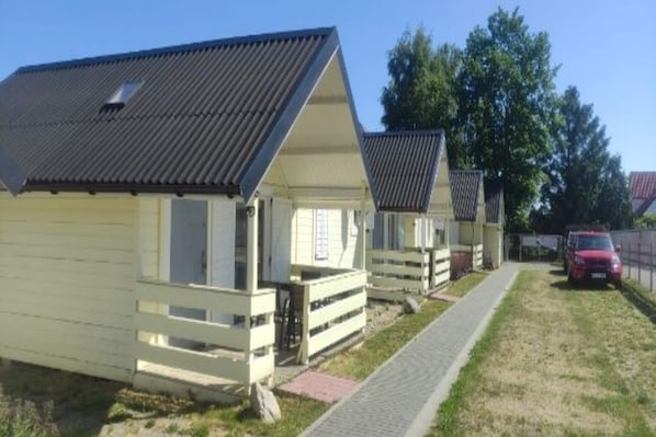 Stugans exteriör [sommar]