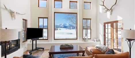 Panoramic views of ALL the mountain ranges from every room!!!!