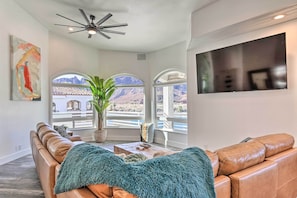Living Area | Smart TV | Free WiFi | Firepalce | Central A/C