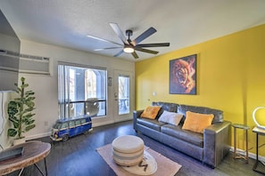 Living Area | Sleeper Sofa | Smart TV | Free WiFi | Central Air Conditioning