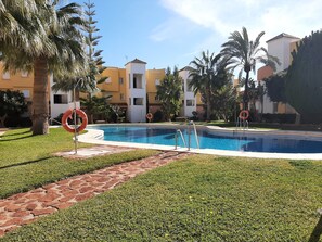 le jardin et la piscine de la résidence