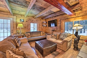 Living Room | Smart TV | DVD Player | Central A/C & Heating