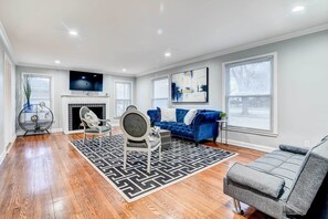 Living Room | 2nd Floor | Smart TV | Fireplace (Decorative Only)