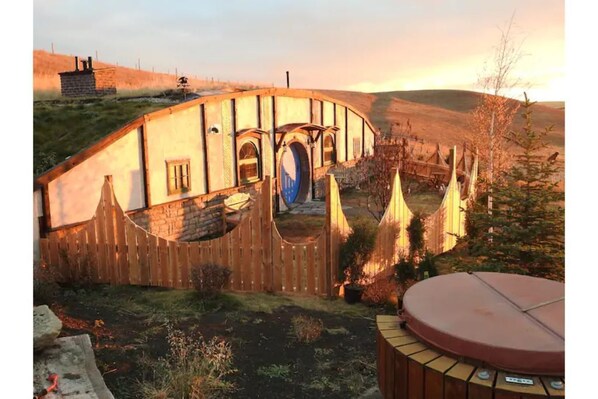 The Burrow - with yard and cedar hot tub