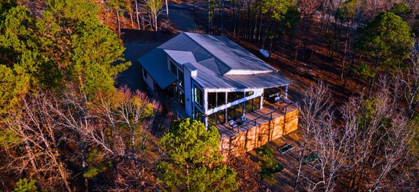 Welcome to Artsy By Nature, where creativity blends with the beauty of the outdoors for a truly unique getaway!
