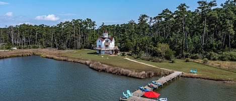 Beacon Bay Getaway: Enjoy the large lot, water toys and views!Tubes not included.