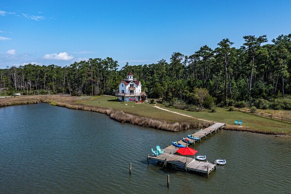 Beacon Bay Getaway: Enjoy the large lot, water toys and views!Tubes not included.