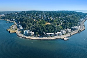 Located 1 mile from Alki Beach