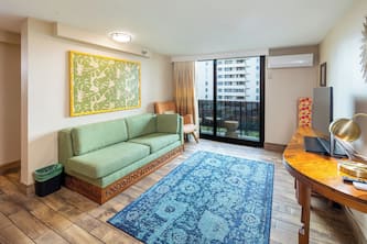 Beautiful Bamboo Waikiki 1-Bedroom | Private Lanai | Pool