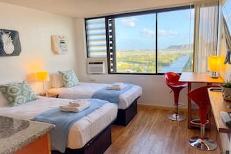 Cozy Hawaiian Monarch Studio | Pool +Gym