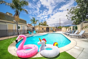 Sparkling pool and hot tub, perfect for relaxation and fun with loved ones.