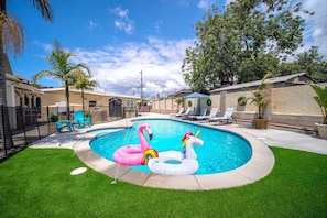 Sparkling pool and hot tub, perfect for relaxation and fun with loved ones.