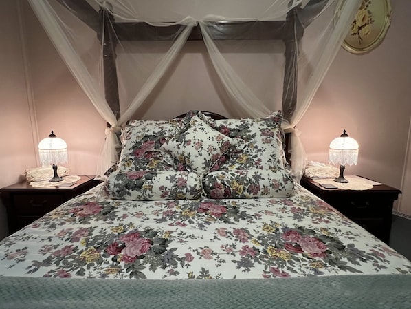 Bedroom 1 - Romantic Queen Four Poster