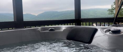 Relaxing, 3/4-person Hot Tub equipped with jets and massagers