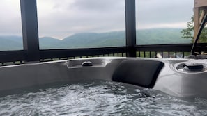 Relaxing, 3/4-person Hot Tub equipped with jets and massagers