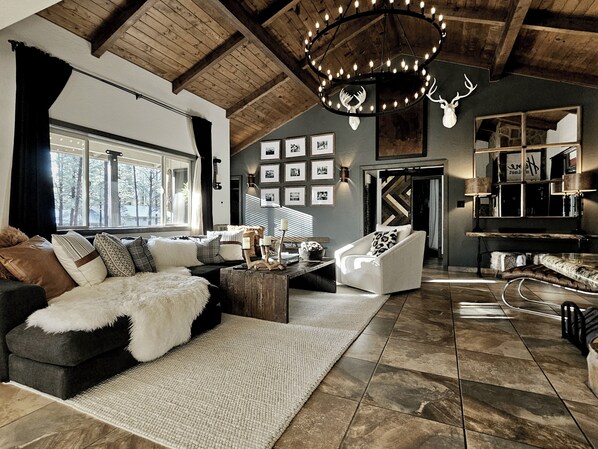 OPEN mountain Home, Chic Retreat