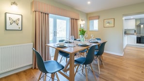 Dining Area to Kitchen, Quarry Lodge, Bolthole Retreats