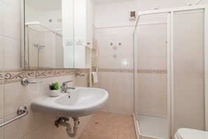 Badezimmer mit Dusche