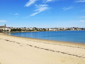 Water, Cloud, Sky, Water Resources, Beach, Coastal And Oceanic Landforms, Bank, Horizon, Landscape, Lake