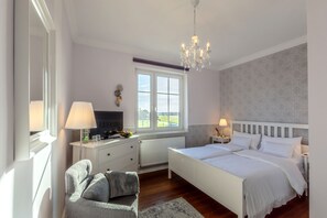 Zimmer #4 mit seitlichem Meerblick am Horizont, je nach Jahreszeit, 1. Etage