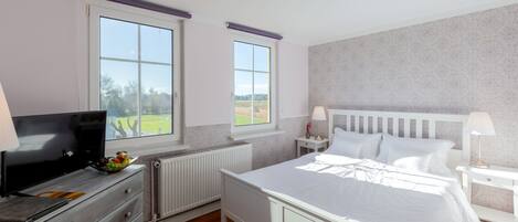 Doppelzimmer #7 mit neuen Sessel. Am Horizont sehen Sie - je Jahreszeit - die Ostsee, Blick zum Lotsenberg
