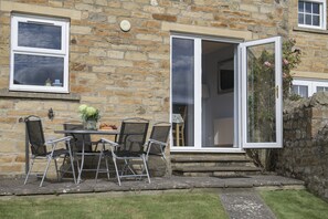 Penhill, Redmire: Outdoor patio area for dining al fresco