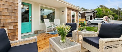 With its bright turquoise door, spacious decking, and comfortable seating, the cottage has fantastic curb appeal and is extremely inviting to guests.