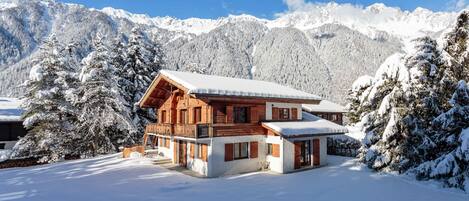 Chalet le Tricouni in winter