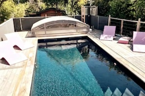 Piscine privée, au sel avec couverture permettant de se baigner à mi saison