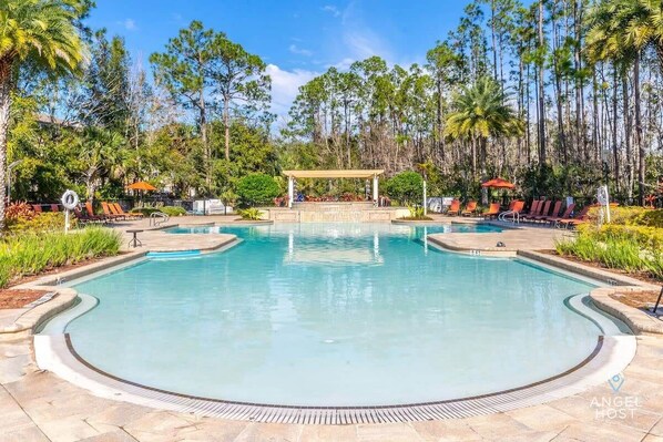 A wonderful walk-in pool at the clubhouse to enjoy